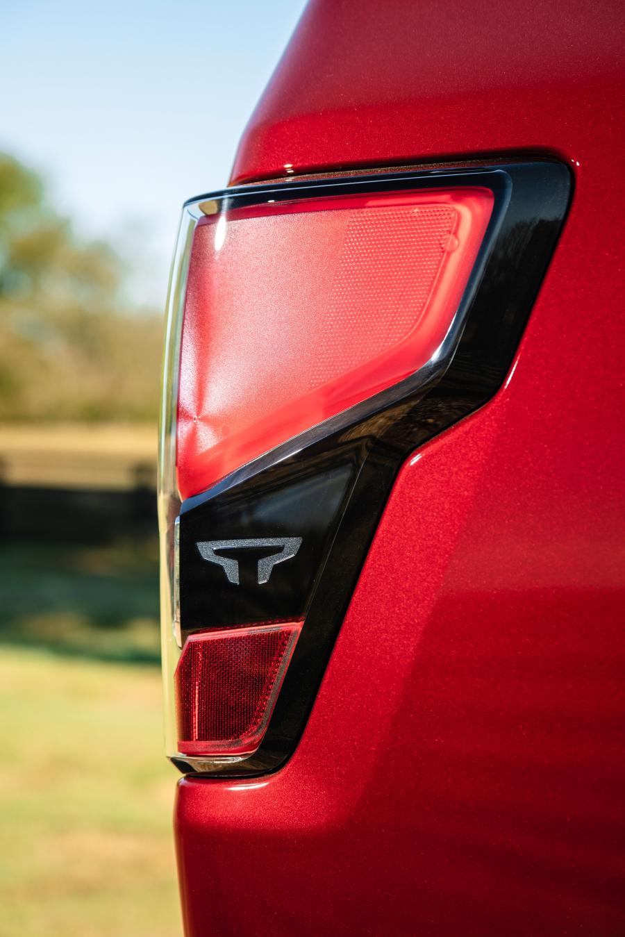 Детали экстерьера Nissan Titan XD Platinum Reserve Crew Cab 2019 года  (фото 2 из 34)